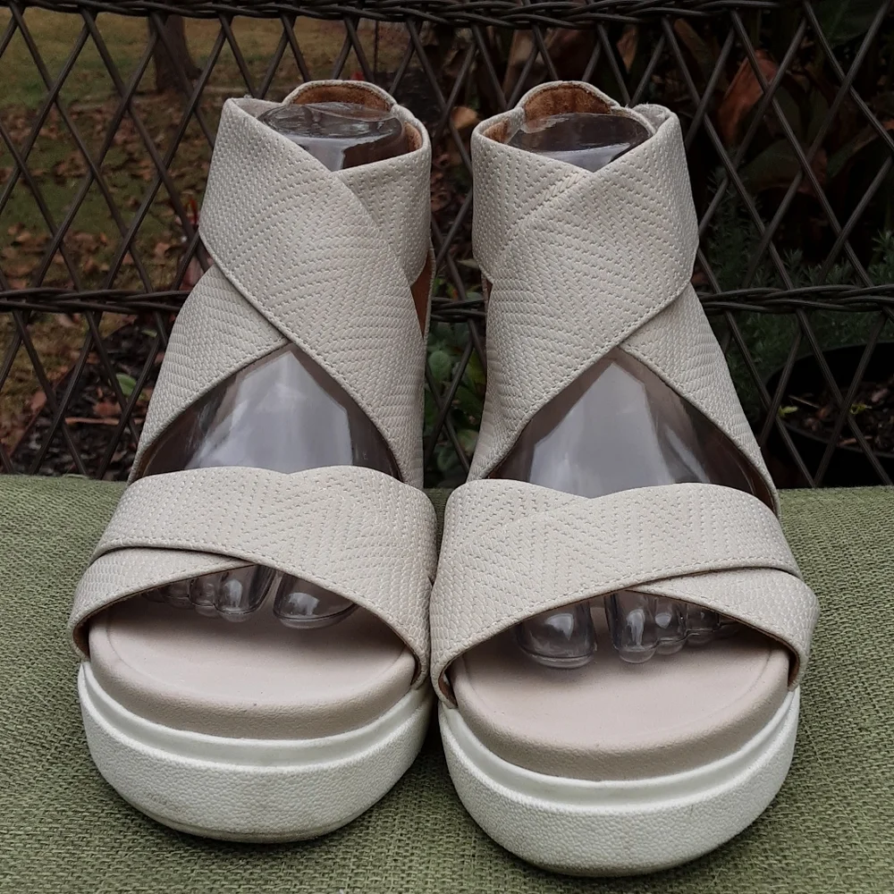 Dr. Scholl's Skips Platform Sandal.